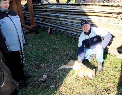 Piirissaarel elavad Zinaida Ventšikova (vasakult) ja Maria Korotkova ning Raiko Leosk jäid pildile koos laupäeval tabatud šaakaliga. Foto: Vitali Trots